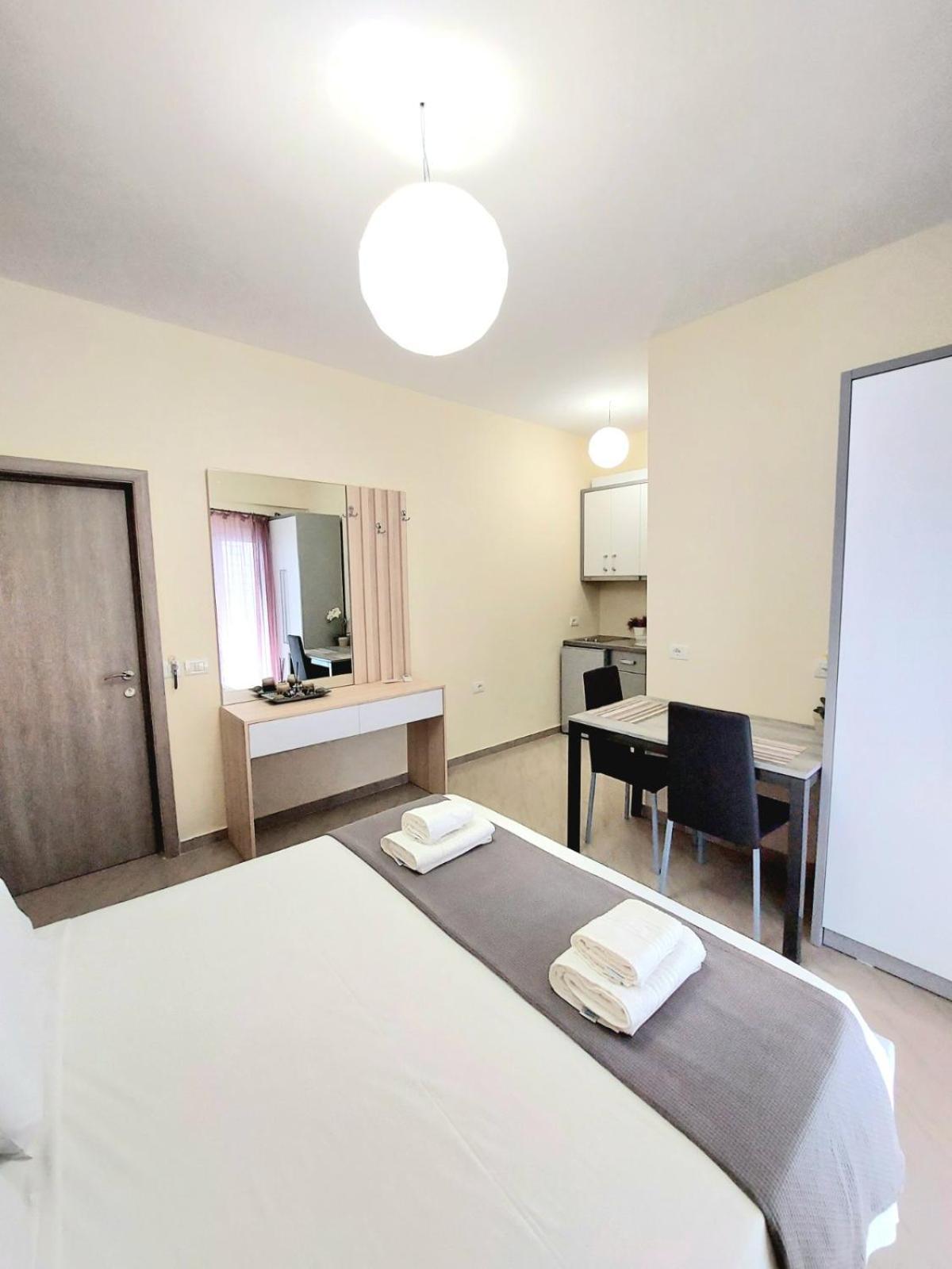 Elizabeth Apartments Himare Bagian luar foto