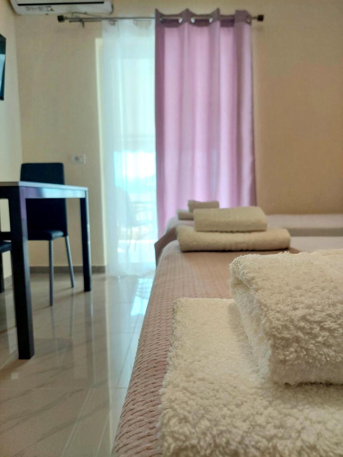 Elizabeth Apartments Himare Bagian luar foto