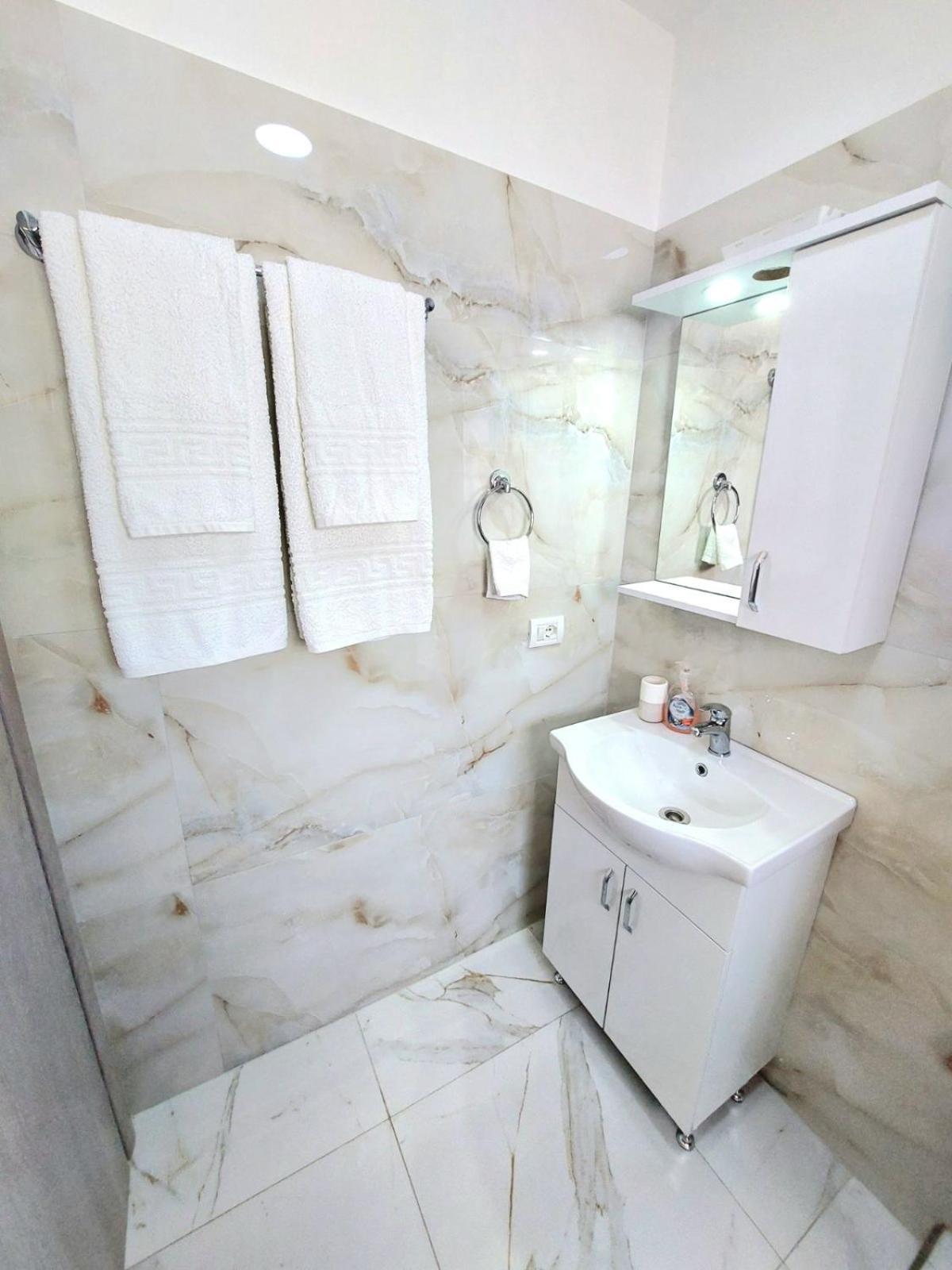 Elizabeth Apartments Himare Bagian luar foto