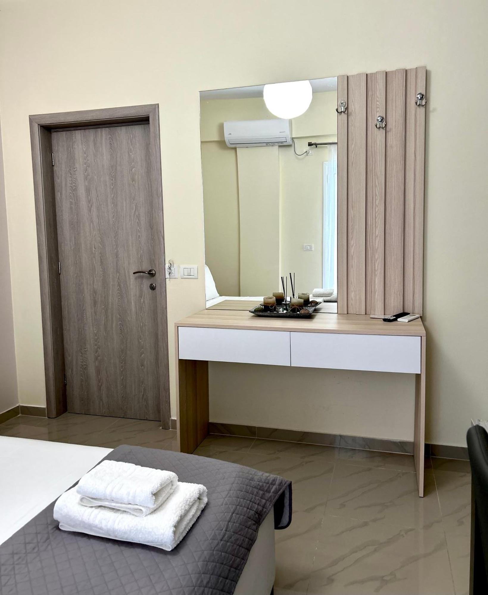 Elizabeth Apartments Himare Bagian luar foto