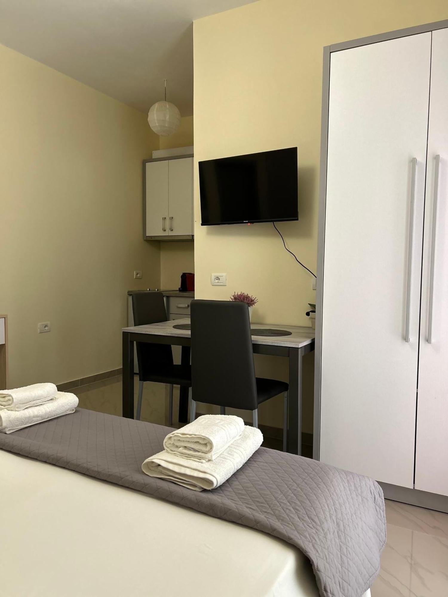 Elizabeth Apartments Himare Bagian luar foto