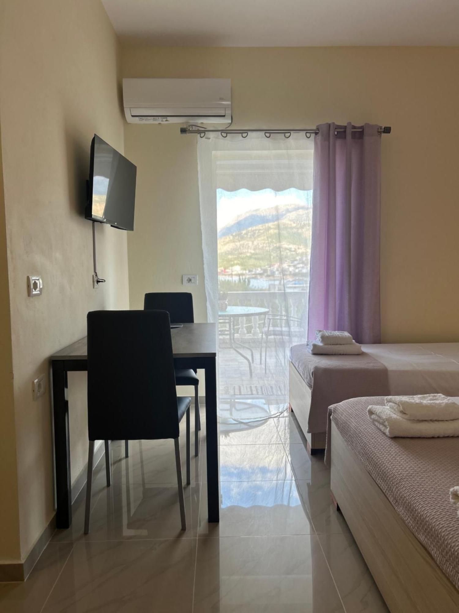 Elizabeth Apartments Himare Bagian luar foto