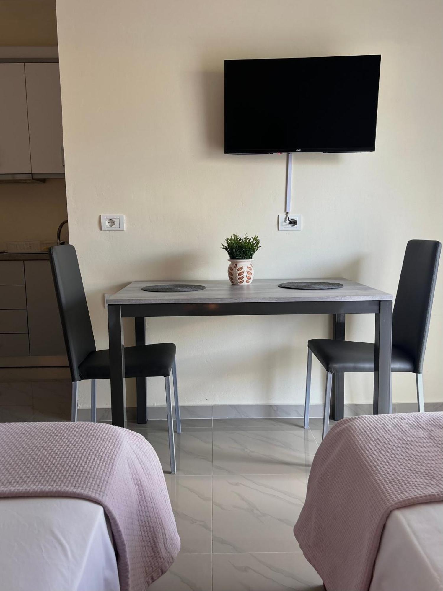 Elizabeth Apartments Himare Bagian luar foto